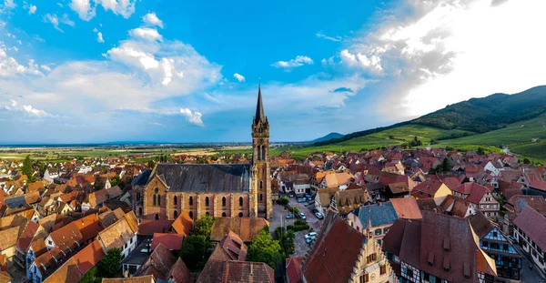 Drone aereo vista panoramica del villaggio Dambach-la-Ville in Alsa — Foto Stock
