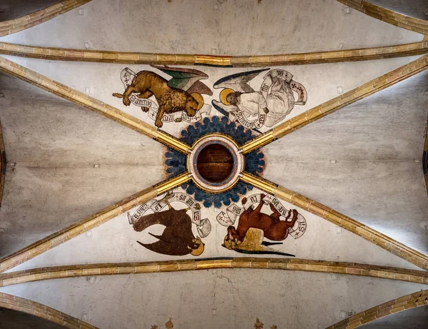 Вражаюча внутрішня частина найвищого собору в Німеччині, кафедра — стокове фото