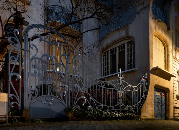 A chic Art Nouveau house with a beautiful wrought-iron grille an — Stockfoto