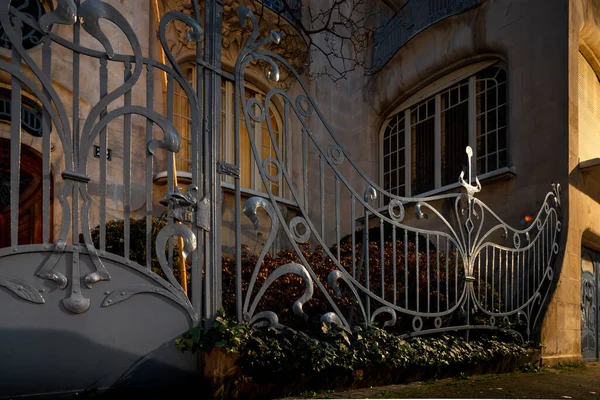 Una elegante casa Art Nouveau con una hermosa parrilla de hierro forjado y — Foto de Stock