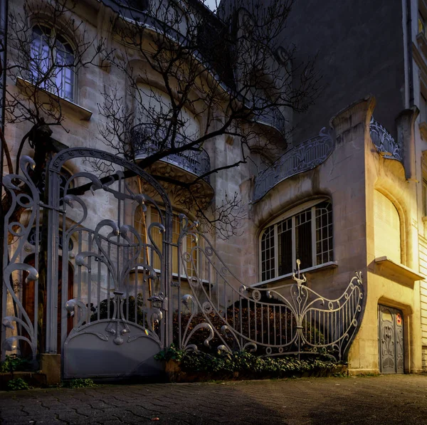 Een chique Art Nouveau huis met een prachtig smeedijzeren rooster en — Stockfoto