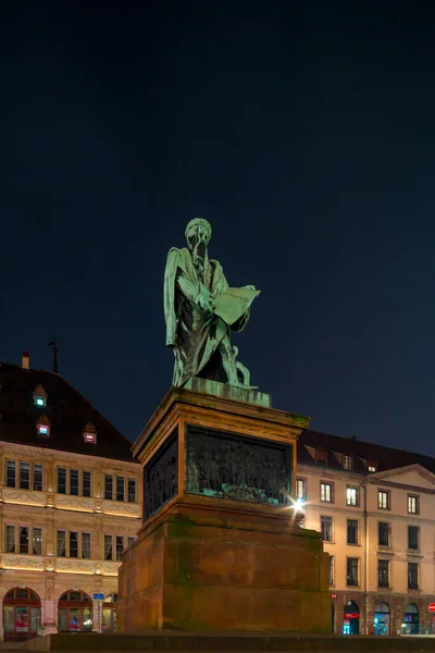 Monument to the first printer Gutenburg in Strasbourg. Night vie — Stok fotoğraf