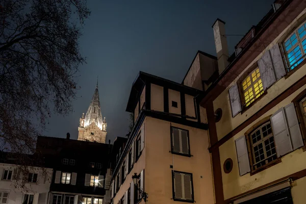 Staré uličky historického centra Štrasburku v noci. Mlha. — Stock fotografie