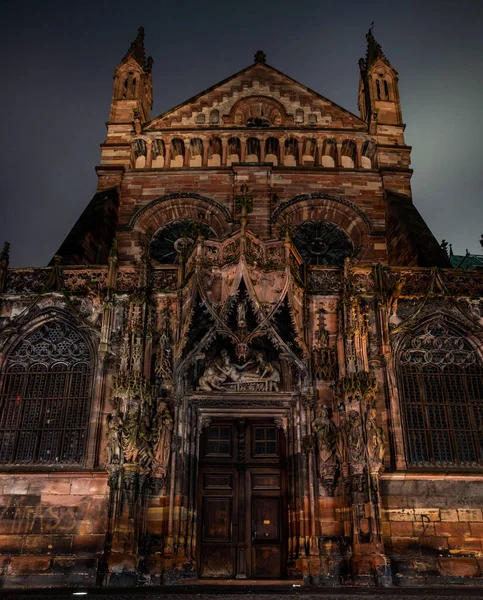 Η πλαϊνή πρόσοψη του καθεδρικού ναού στο Στρασβούργο, πλούσια διακοσμημένη — Φωτογραφία Αρχείου