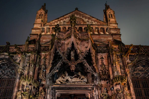 La façade latérale de la cathédrale de Strasbourg, richement décorée — Photo