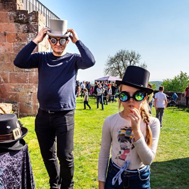 Lichtenberg, Fransa - 1 Mayıs 2019: Kostümlü Ortaçağ Festivali