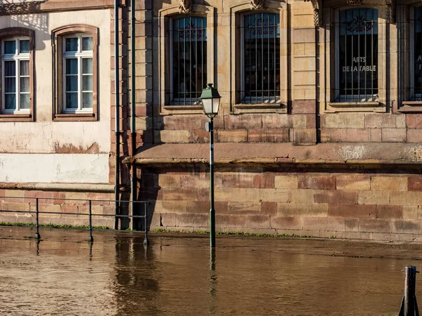 A small flood in Strasbourg. Water rose in the Ile River after r — Stock Photo, Image