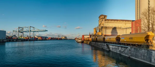 Porto de carga de Estrasburgo. Contentores, navios e vagões ferroviários . — Fotografia de Stock