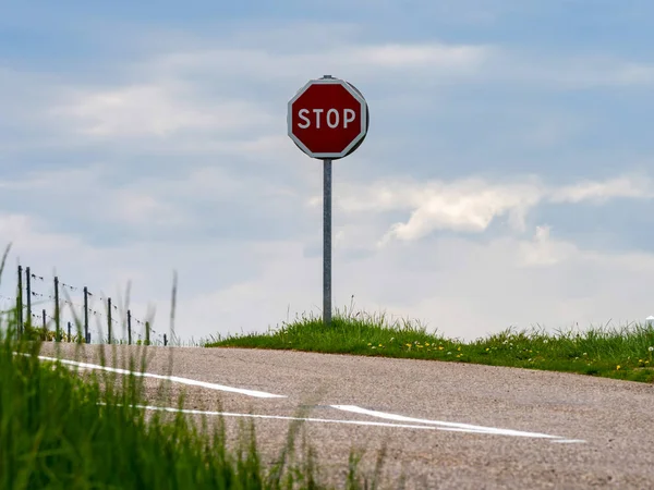 Чистому Поверсі Перехрестя Асфальтних Доріг Зелена Трава Дорожні Знаки Франція — стокове фото