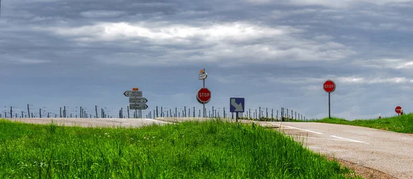 Чистому Поверсі Перехрестя Асфальтних Доріг Зелена Трава Дорожні Знаки Франція — стокове фото