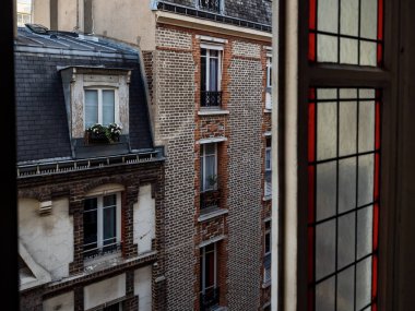 Paris 'teki eski bir apartmanın merdiveni. Sıradan lavabo ve antika vitray pencereler. Terk edilmiş Fransa.