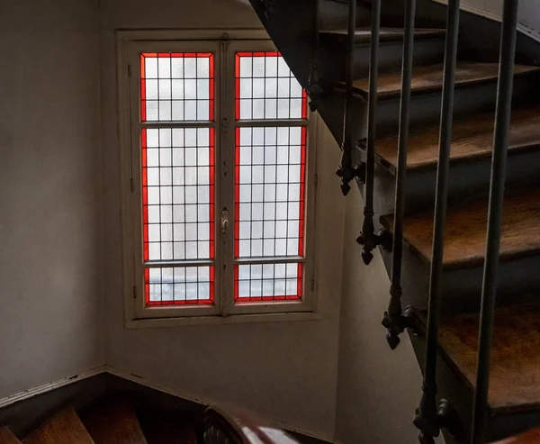 Treppenhaus Einem Alten Wohnhaus Paris Gemeinsames Waschbecken Und Antike Glasfenster — Stockfoto