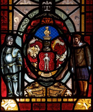 Güneşin parladığı lehimlenmiş renkli vitraylı pencereler. Ustaların sanatsal eserleri.