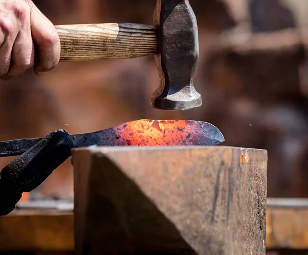 真正的铁匠在铁锹上锻造金属 中世纪的传统 — 图库照片