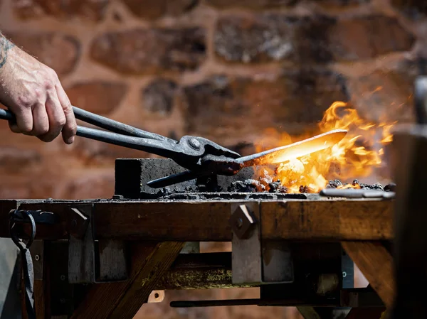 本物の鍛冶屋は アンビル上の金属を鍛造します 中世の伝統 フランス — ストック写真