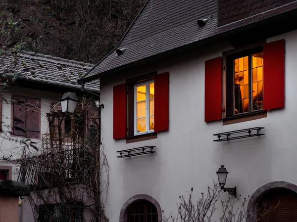 Gloeiende Warme Huiselijke Ramen Een Klein Elzassisch Dorpje Comfort Warmte — Stockfoto