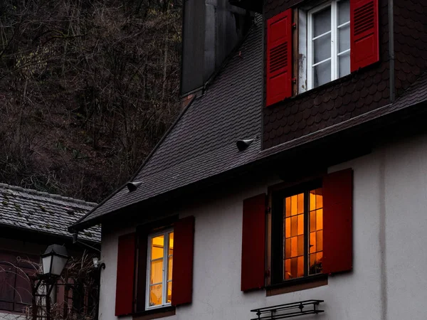 小さなアルザスの村で暖かい家庭の窓を耕している 冬の夜に自宅で快適さと暖かさ フランス — ストック写真