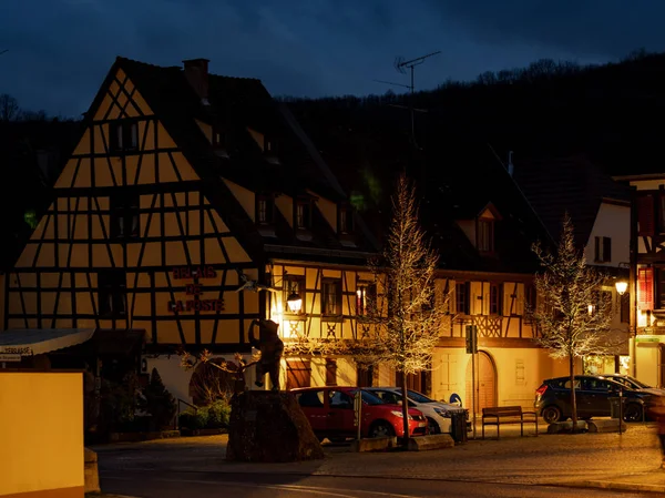 Des Fenêtres Chaleureuses Chaleureuses Dans Petit Village Alsacien Confort Chaleur — Photo