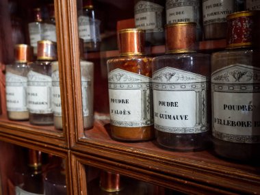 İçinde merhem, aşılama ve toz bulunan antika şişeler, homeopati. Ortaçağ eczanesi. Fransa
