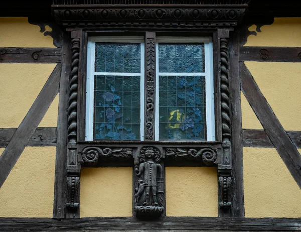 Klasyczne Alzackie Okna Domu Muru Pruskiego Ozdobione Drewnianymi Rzeźbami Kwiatami — Zdjęcie stockowe