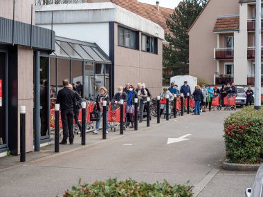 Yazı: 16 Mart 2020: Strasbourg, Fransa. Strasbourg 'un boş şehri. Karantina zamanı. Coronavirüs salgını. İnsan yok. Kafeler ve dükkanlar kapalı. Mağazalardaki boş raflar. Ürün eksikliği. Sokaklarda askeri ve polis devriyeleri var. Alışveriş.