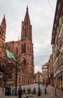 Yazı: 16 Mart 2020: Strasbourg, Fransa. Strasbourg 'un boş şehri. Karantina zamanı. Coronavirüs salgını. İnsan yok. Kafeler ve dükkanlar kapalı. Mağazalardaki boş raflar. Ürün eksikliği. Sokaklarda askeri ve polis devriyeleri var. Alışveriş.