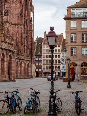 Yazı: 16 Mart 2020: Strasbourg, Fransa. Strasbourg 'un boş şehri. Karantina zamanı. Coronavirüs salgını. İnsan yok. Kafeler ve dükkanlar kapalı. Mağazalardaki boş raflar. Ürün eksikliği. Sokaklarda askeri ve polis devriyeleri var. Alışveriş.