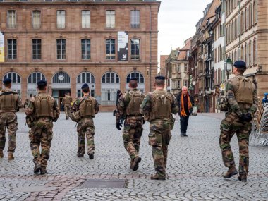 Yazı: 16 Mart 2020: Strasbourg, Fransa. Strasbourg 'un boş şehri. Karantina zamanı. Coronavirüs salgını. İnsan yok. Kafeler ve dükkanlar kapalı. Mağazalardaki boş raflar. Ürün eksikliği. Sokaklarda askeri ve polis devriyeleri var. Alışveriş.