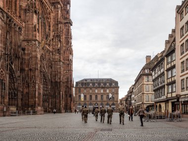 Yazı: 16 Mart 2020: Strasbourg, Fransa. Strasbourg 'un boş şehri. Karantina zamanı. Coronavirüs salgını. İnsan yok. Kafeler ve dükkanlar kapalı. Mağazalardaki boş raflar. Ürün eksikliği. Sokaklarda askeri ve polis devriyeleri var. Alışveriş.