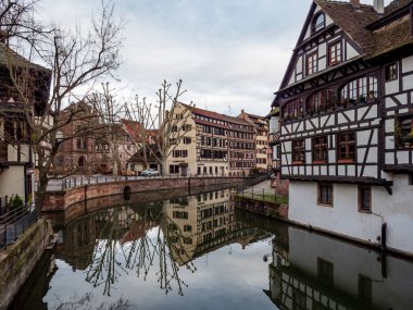 Yazı: 16 Mart 2020: Strasbourg, Fransa. Strasbourg 'un boş şehri. Karantina zamanı. Coronavirüs salgını. İnsan yok. Kafeler ve dükkanlar kapalı. Mağazalardaki boş raflar. Ürün eksikliği. Sokaklarda askeri ve polis devriyeleri var. Alışveriş.