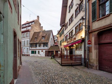 Yazı: 16 Mart 2020: Strasbourg, Fransa. Strasbourg 'un boş şehri. Karantina zamanı. Coronavirüs salgını. İnsan yok. Kafeler ve dükkanlar kapalı. Mağazalardaki boş raflar. Ürün eksikliği. Sokaklarda askeri ve polis devriyeleri var. Alışveriş.