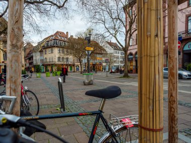 Yazı: 16 Mart 2020: Strasbourg, Fransa. Strasbourg 'un boş şehri. Karantina zamanı. Coronavirüs salgını. İnsan yok. Kafeler ve dükkanlar kapalı. Mağazalardaki boş raflar. Ürün eksikliği. Sokaklarda askeri ve polis devriyeleri var. Alışveriş.