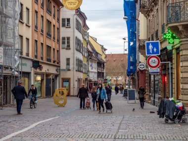 Yazı: 16 Mart 2020: Strasbourg, Fransa. Strasbourg 'un boş şehri. Karantina zamanı. Coronavirüs salgını. İnsan yok. Kafeler ve dükkanlar kapalı. Mağazalardaki boş raflar. Ürün eksikliği. Sokaklarda askeri ve polis devriyeleri var. Alışveriş.