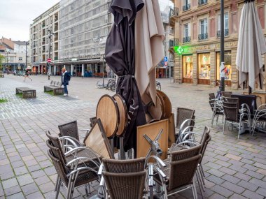 Yazı: 16 Mart 2020: Strasbourg, Fransa. Strasbourg 'un boş şehri. Karantina zamanı. Coronavirüs salgını. İnsan yok. Kafeler ve dükkanlar kapalı. Mağazalardaki boş raflar. Ürün eksikliği. Sokaklarda askeri ve polis devriyeleri var. Alışveriş.