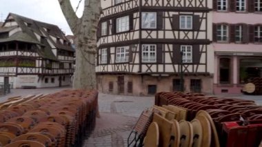 16 Mart 2020, Strasbourg, Fransa. Strasbourg 'un boş şehri. Karantina zamanı. Coronavirüs salgını. İnsan yok. Kafeler ve dükkanlar kapalı. Mağazalardaki boş raflar. Sokaklarda askeri ve polis devriyeleri var. Alışveriş merkezleri kapalı.