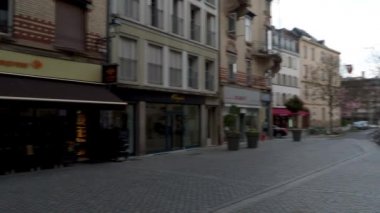 16 Mart 2020, Strasbourg, Fransa. Strasbourg 'un boş şehri. Karantina zamanı. Coronavirüs salgını. İnsan yok. Kafeler ve dükkanlar kapalı. Mağazalardaki boş raflar. Sokaklarda askeri ve polis devriyeleri var. Alışveriş merkezleri kapalı.