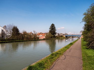 Yazı: 18 Mart 2020: Strasbourg, Fransa. Strasbourg 'un boş şehri. Karantina zamanı. Coronavirüs salgını. İnsan yok. Kafeler ve dükkanlar kapalı. Alışveriş merkezleri kapalı..