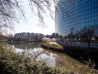 Yazı: 18 Mart 2020: Strasbourg, Fransa. Strasbourg 'un boş şehri. Karantina zamanı. Coronavirüs salgını. İnsan yok. Kafeler ve dükkanlar kapalı. Alışveriş merkezleri kapalı..