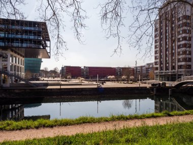 Yazı: 18 Mart 2020: Strasbourg, Fransa. Strasbourg 'un boş şehri. Karantina zamanı. Coronavirüs salgını. İnsan yok. Kafeler ve dükkanlar kapalı. Alışveriş merkezleri kapalı..