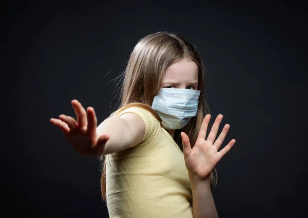 Fată Mască Protecţie Medicală Epidemie Coronavirus Imagine Conceptuală Simbolul Opriţi — Fotografie, imagine de stoc