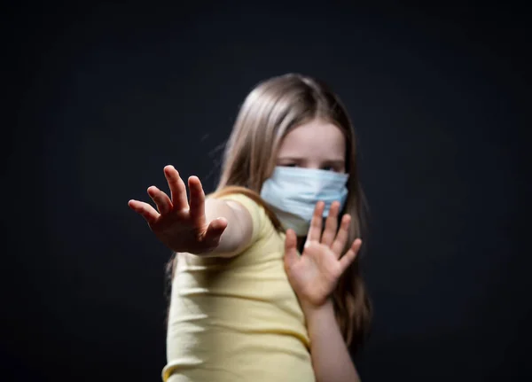 Fată Mască Protecţie Medicală Epidemie Coronavirus Imagine Conceptuală Simbolul Opriţi — Fotografie, imagine de stoc