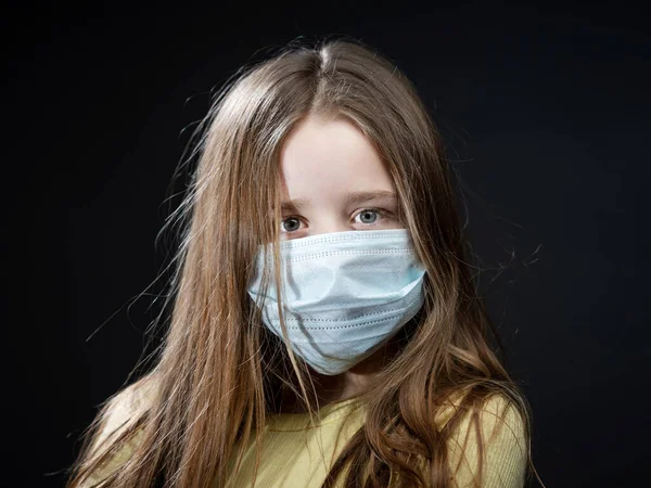 医療保護マスクの女の子 コロナウイルスの流行 概念的なイメージ シンボルだ ウイルスを止めろ 保護具 — ストック写真