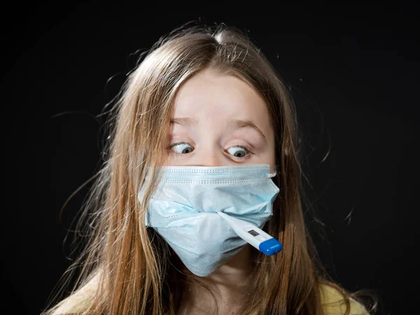 Flicka Medicinsk Skyddsmask Coronavirusepidemi Begreppsmässig Bild Symbol Stoppa Viruset Skyddsutrustning — Stockfoto