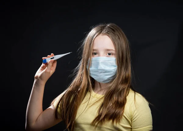 Fille Dans Masque Protection Médicale Une Épidémie Coronavirus Image Conceptuelle — Photo