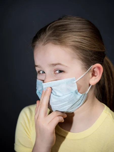 医療保護マスクの女の子 コロナウイルスの流行 概念的なイメージ シンボルだ ウイルスを止めろ 保護具 — ストック写真