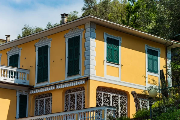 Parlak Renkli Talyan Şehir Manzarası Günışığı Sokakları Renkli Evler Sıcak — Stok fotoğraf