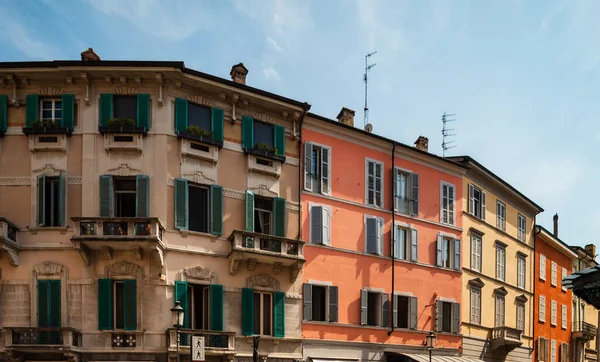 Яркий Красочный Итальянский Городской Пейзаж Залитые Солнцем Улицы Красочные Дома — стоковое фото
