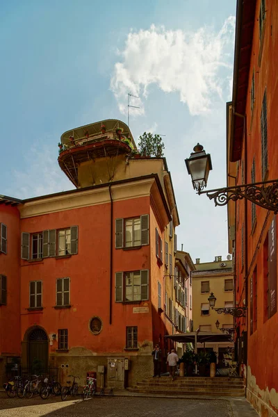 Φωτεινό Και Πολύχρωμο Ιταλικό Αστικό Τοπίο Ηλιόλουστους Δρόμους Πολύχρωμα Σπίτια — Φωτογραφία Αρχείου