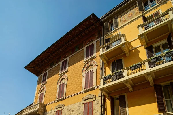 Яркий Красочный Итальянский Городской Пейзаж Залитые Солнцем Улицы Красочные Дома — стоковое фото
