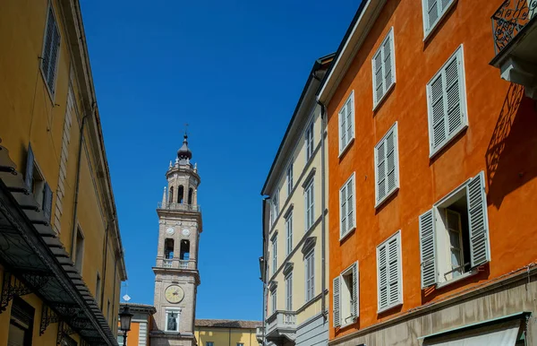 Helder Kleurrijk Italiaans Stadsgezicht Zonovergoten Straten Kleurrijke Huizen Warm Comfortabel — Stockfoto